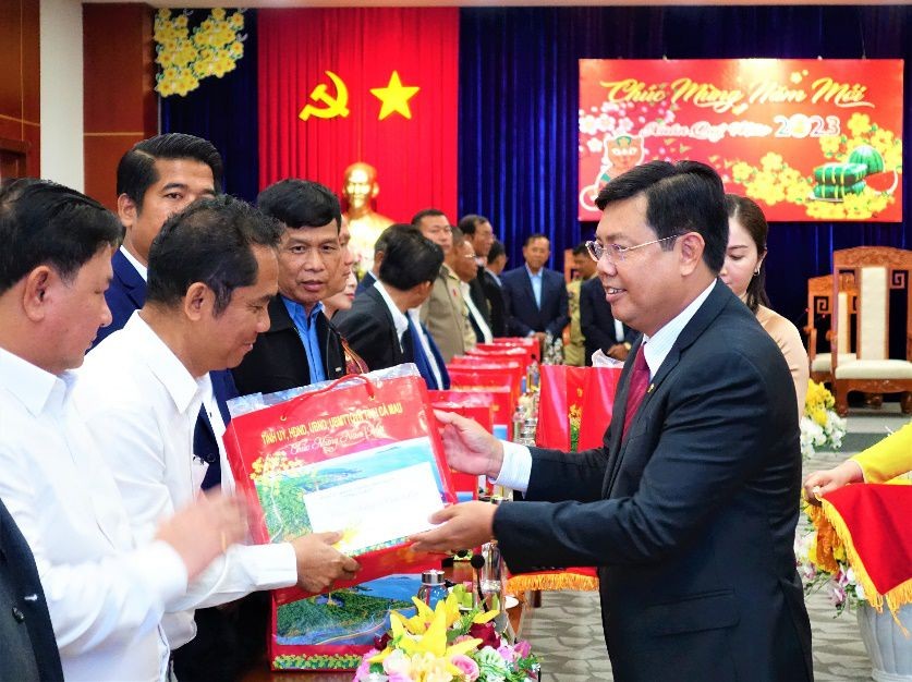 Ủy viên Ban Chấp hành Trung ương Đảng, Bí thư Tỉnh ủy, Chủ tịch HĐND tỉnh Cà Mau Nguyễn Tiến Hải (bên phải) trao tặng quà cho các thành viên đoàn đại biểu tỉnh Koh Kong, Vương quốc Campuchia.