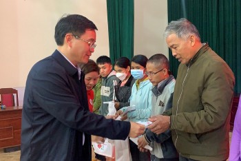 Đưa “Tết Nhân ái” cho gia đình nghèo có hoàn cảnh khó khăn ở hai huyện nghèo tại Đắk Lắk Đưa “Tết Nhân ái” cho gia đình nghèo có hoàn cảnh khó khăn ở hai huyện nghèo tại Đắk Lắk