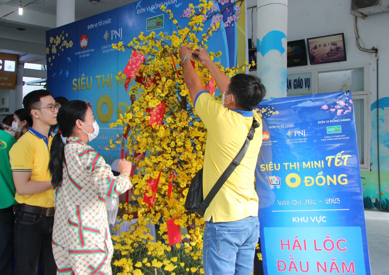 “Siêu thị mini Tết 0 đồng” cho người nghèo, hoàn cảnh khó khăn tại Cần Thơ