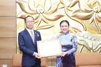 Trao tặng Kỷ niệm chương "Vì hòa bình, hữu nghị giữa các dân tộc" cho Đại sứ Campuchia tại Việt Nam