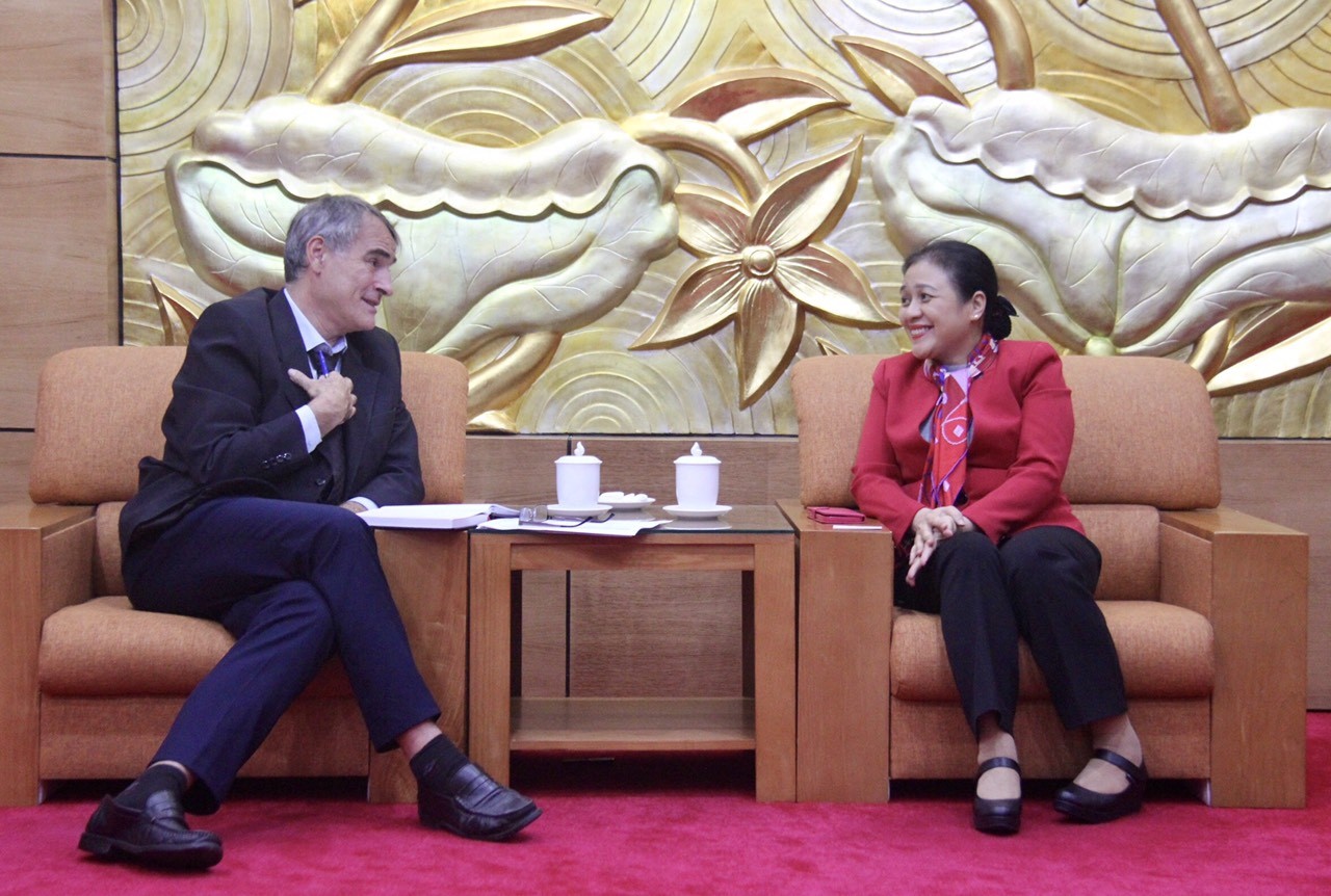 Chủ tịch Liên hiệp các tổ chức hữu nghị Việt Nam Nguyễn Phương Nga (bên phải) tiếp ông Laurent Francois Yves – Marie Michael Jacques Sermet, Trưởng Đại diện tổ chức AUF (Ảnh: Hồng Anh).