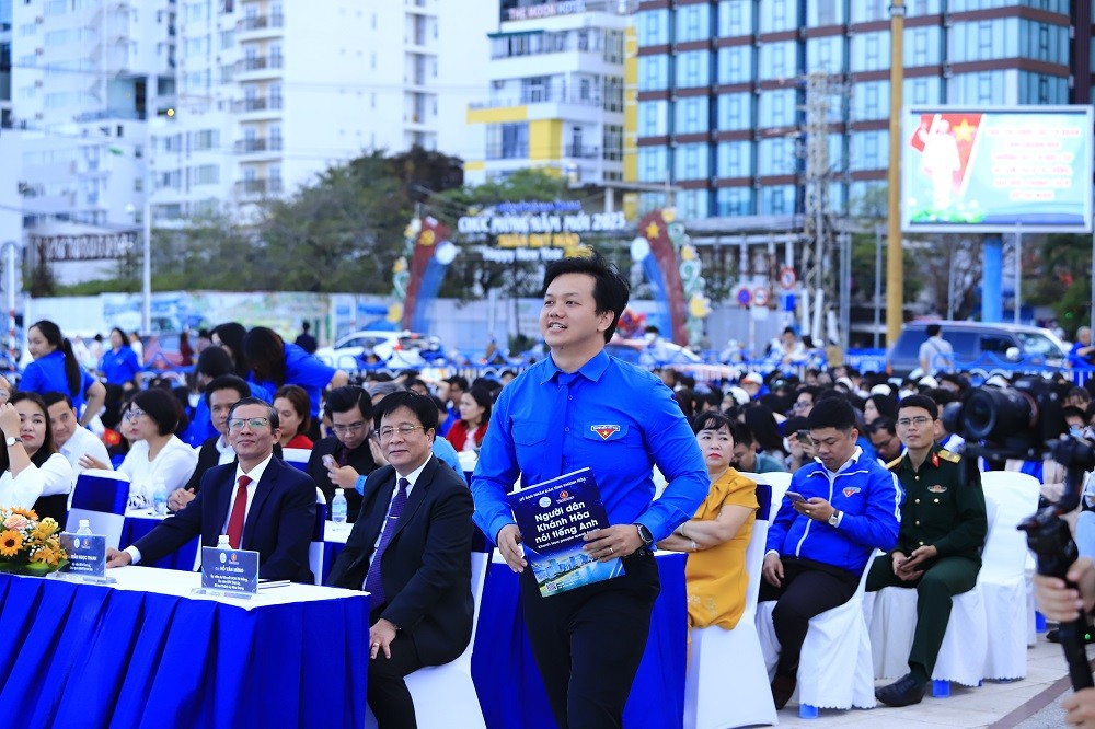 Ông Trần Anh Tuấn – Bí thư Tỉnh đoàn Khánh Hòa lên sân khấu phát biểu hưởng ứng tại Lễ phát động