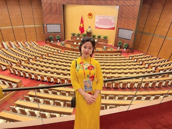 Kiều bào xúc động ngày trở về Kiều bào xúc động ngày trở về