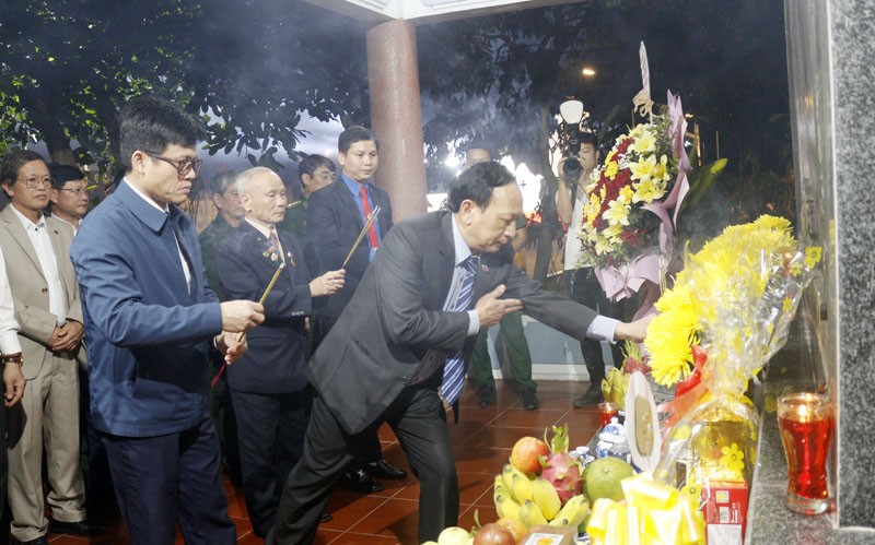 Đại diện lãnh đạo tỉnh Quảng Bình cùng các cán bộ, chiến sĩ dâng hương tại bia tưởng niệm các nạn nhân trong vụ thảm sát thôn Quyết Thắng. (Ảnh: Báo Quảng Bình)