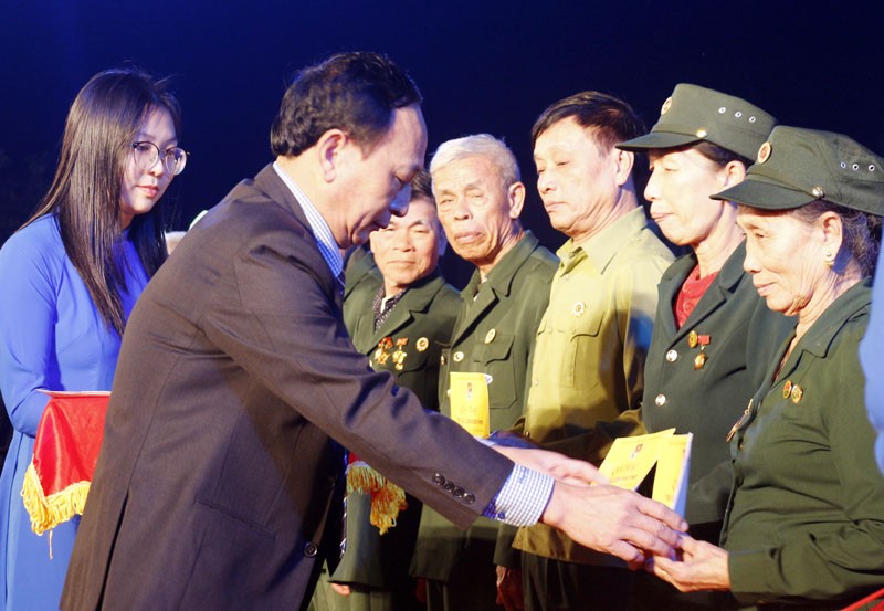 Phó Bí thư Thường trực Tỉnh ủy Trần Hải Châu tặng quà cho cựu TNXP, cựu chiến binh.