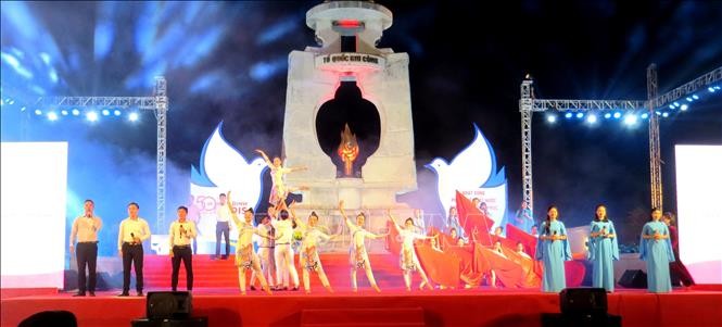 Chương trình nghệ thuật “Dấu mốc hòa bình” bao gồm các ca khúc viết về Quảng Bình một thời khói lửa chiến tranh, về tình yêu quê hương, đất nước, khát vọng, hoài bão của tuổi trẻ trong xây dựng và bảo vệ Tổ quốc. (Ảnh: TTXVN)
