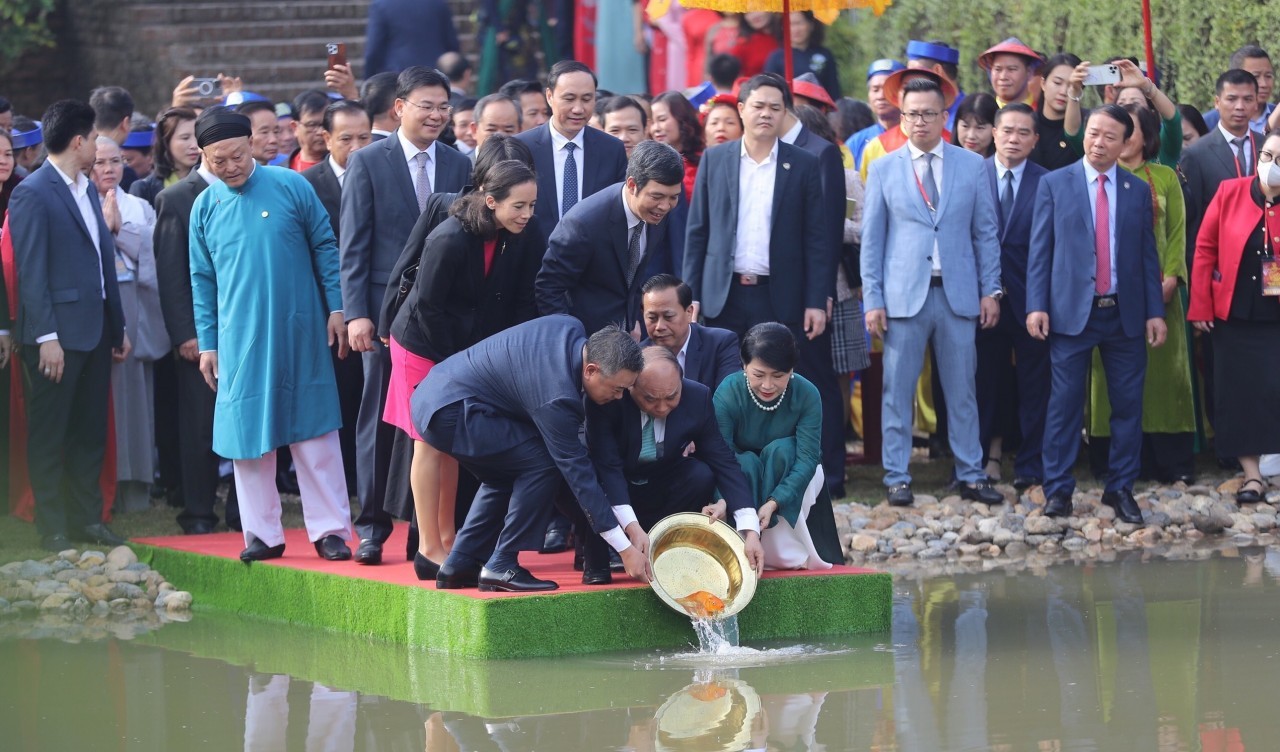 Chủ tịch nước Nguyễn Xuân Phúc cùng kiều bào thả cá chép tiễn ông Công, ông Táo