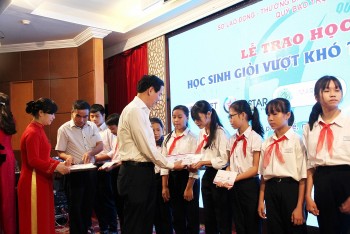 Sunflower Mission (Hoa Kỳ) tài trợ học bổng cho 142 học sinh có hoàn cảnh khó khăn tại Thừa Thiên Huế