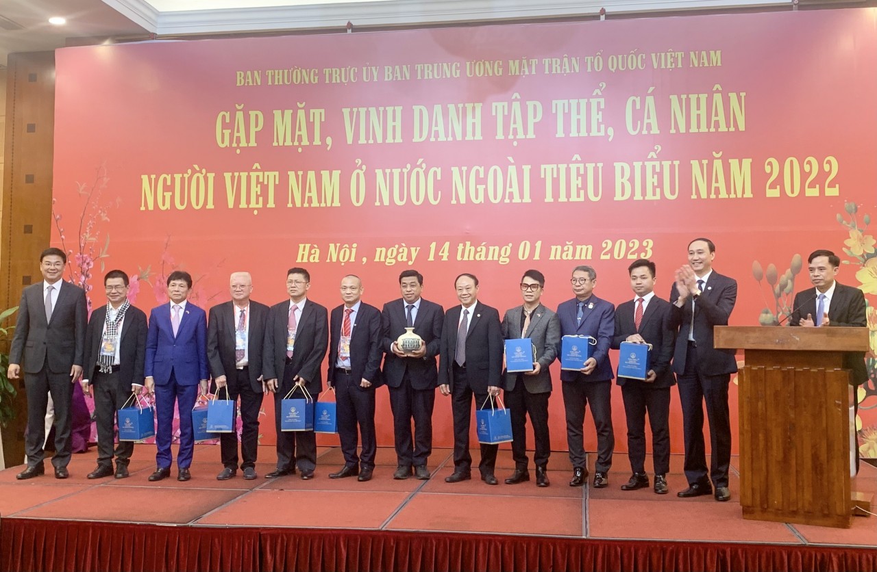Vinh danh tập thể, cá nhân người Việt Nam ở nước ngoài tiêu biểu năm 2022