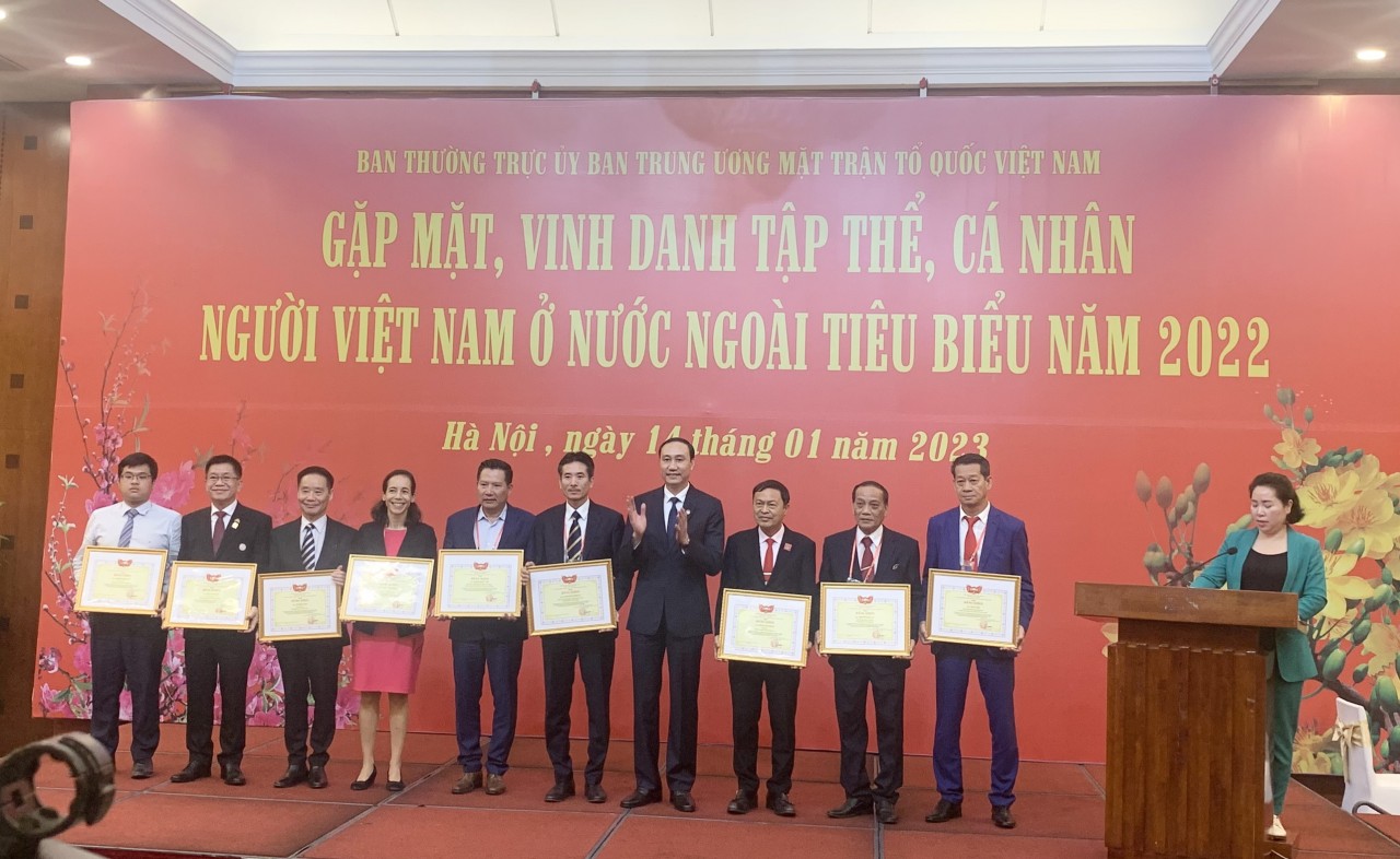 Vinh danh tập thể, cá nhân người Việt Nam ở nước ngoài tiêu biểu năm 2022