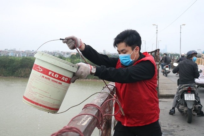 Các nhóm tình nguyện viên thu thập rác thải nilon, rác thải nhựa, tro vàng mã quanh khu vực thả cá