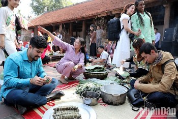 Bạn bè quốc tế thưởng thức Tết Việt giữa làng cổ