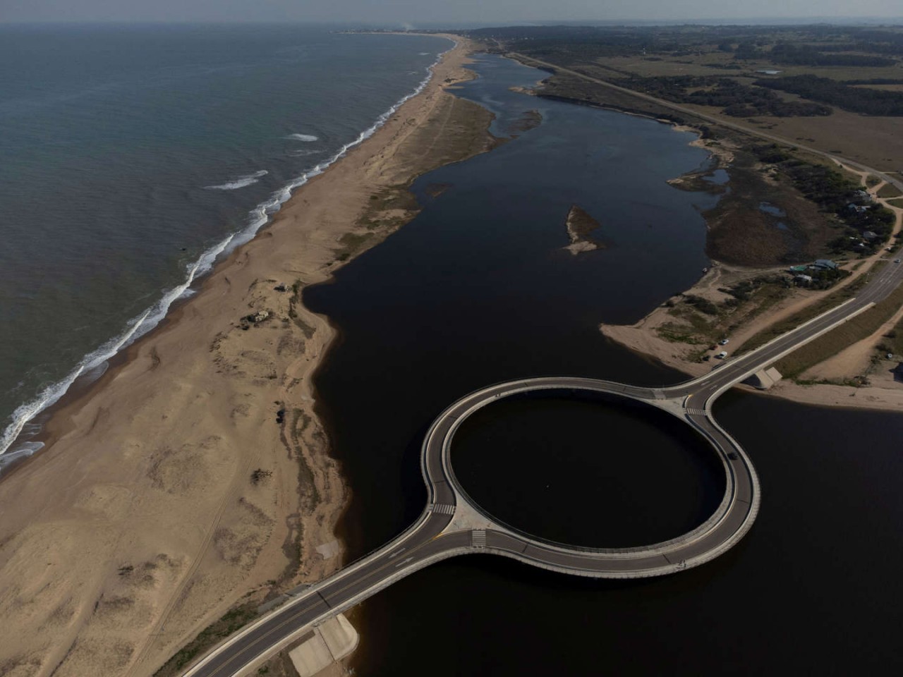 Cầu Laguna Garzon (Ảnh: PABLO PORCIUNCULA/Getty Images).