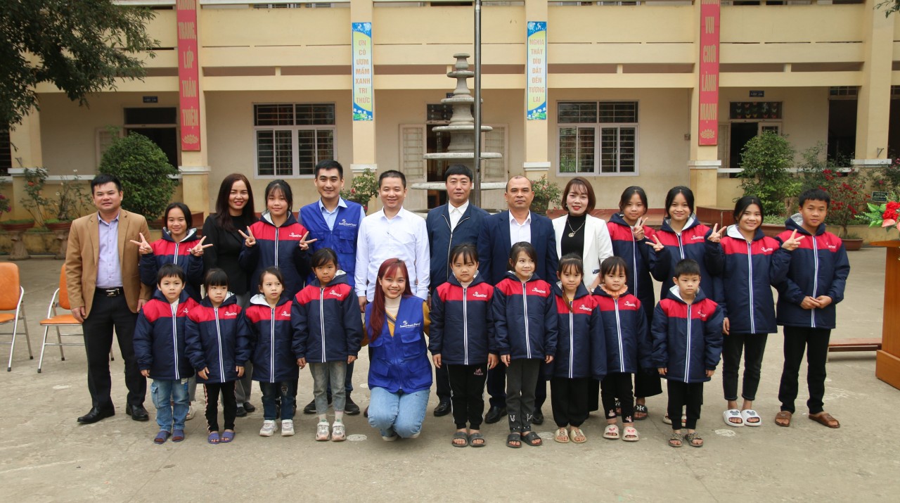 Liên hiệp các tổ chức hữu nghị tỉnh Yên Bái cùng các nhà tài trợ trao áo ấm và quà tết cho trẻ em
