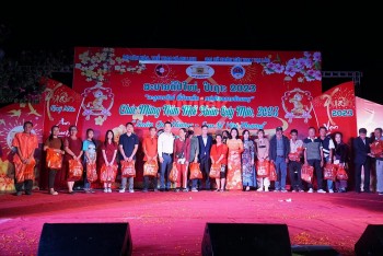 Đưa “Xuân quê hương – san sẻ yêu thương” cho 100 kiều bào có hoàn cảnh khó khăn tại Viêng Chăn (Lào) Đưa “Xuân quê hương – san sẻ yêu thương” cho 100 kiều bào có hoàn cảnh khó khăn tại Viêng Chăn (Lào)