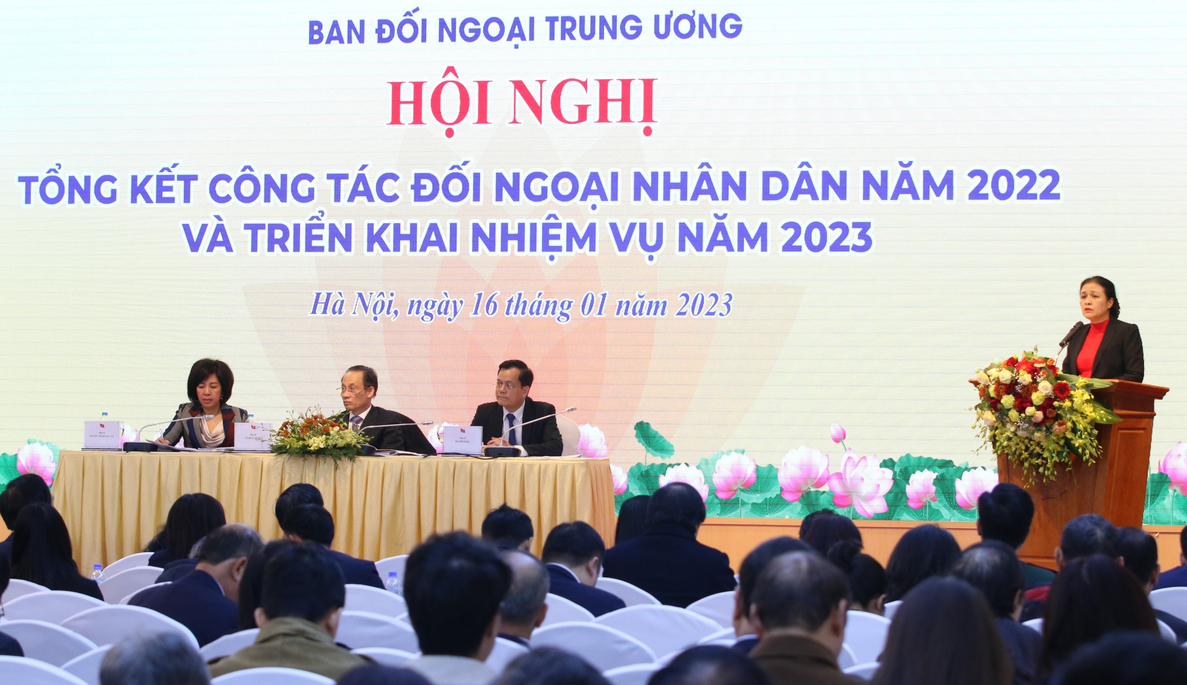 Bà Nguyễn Phương Nga, Chủ tịch Liên hiệp các tổ chức hữu nghị Việt Nam trình bày tham luận tại Hội nghị.