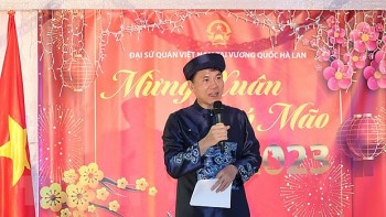 Xuân Quê hương ấm lòng người Việt ở xứ sở cối xay gió và hoa tuylip