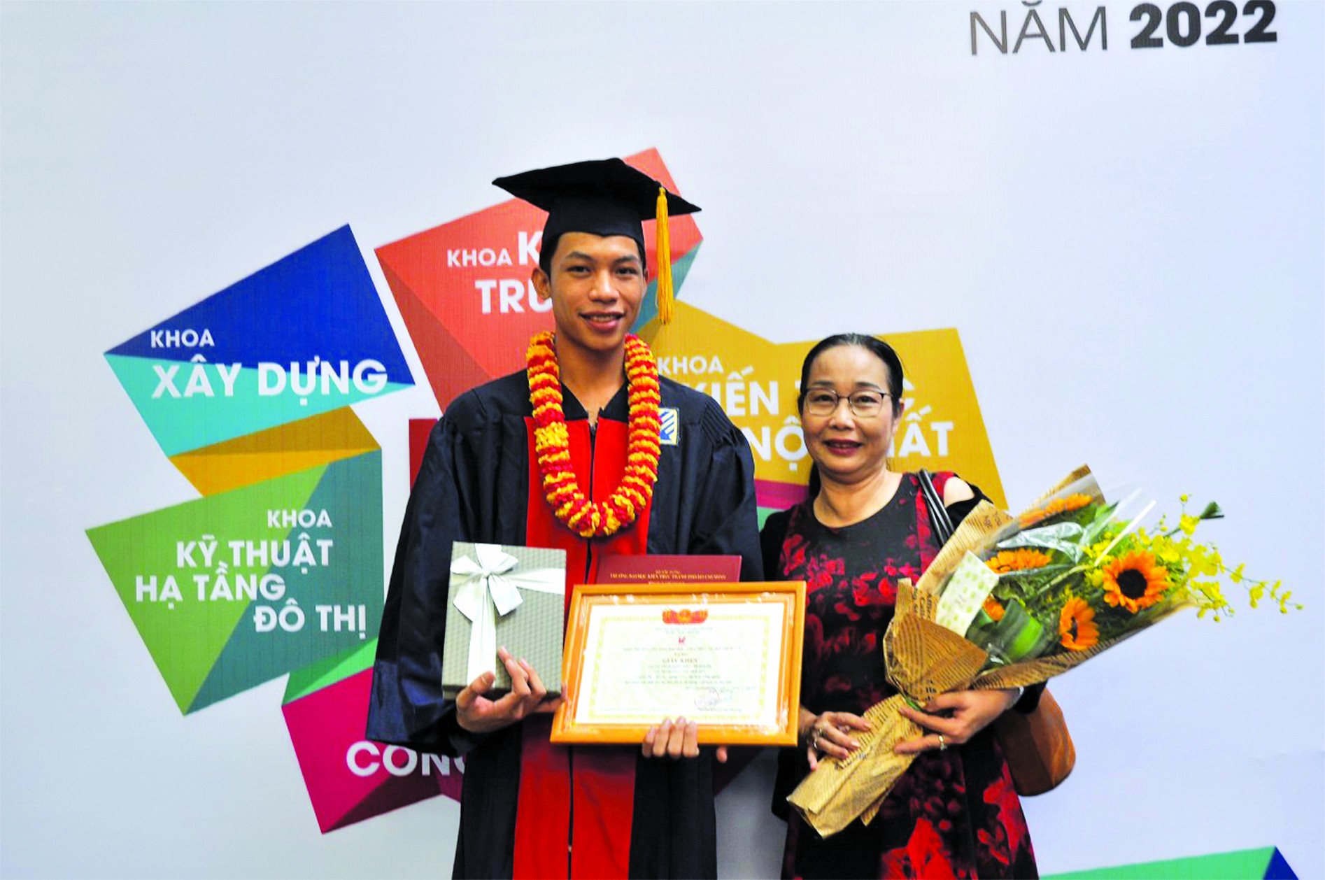 Sopha Chouk bên mẹ đỡ đầu, bà Huỳnh Ngọc Vân, trong lễ nhận bằng tốt nghiệp (Nguồn: NVCC).
