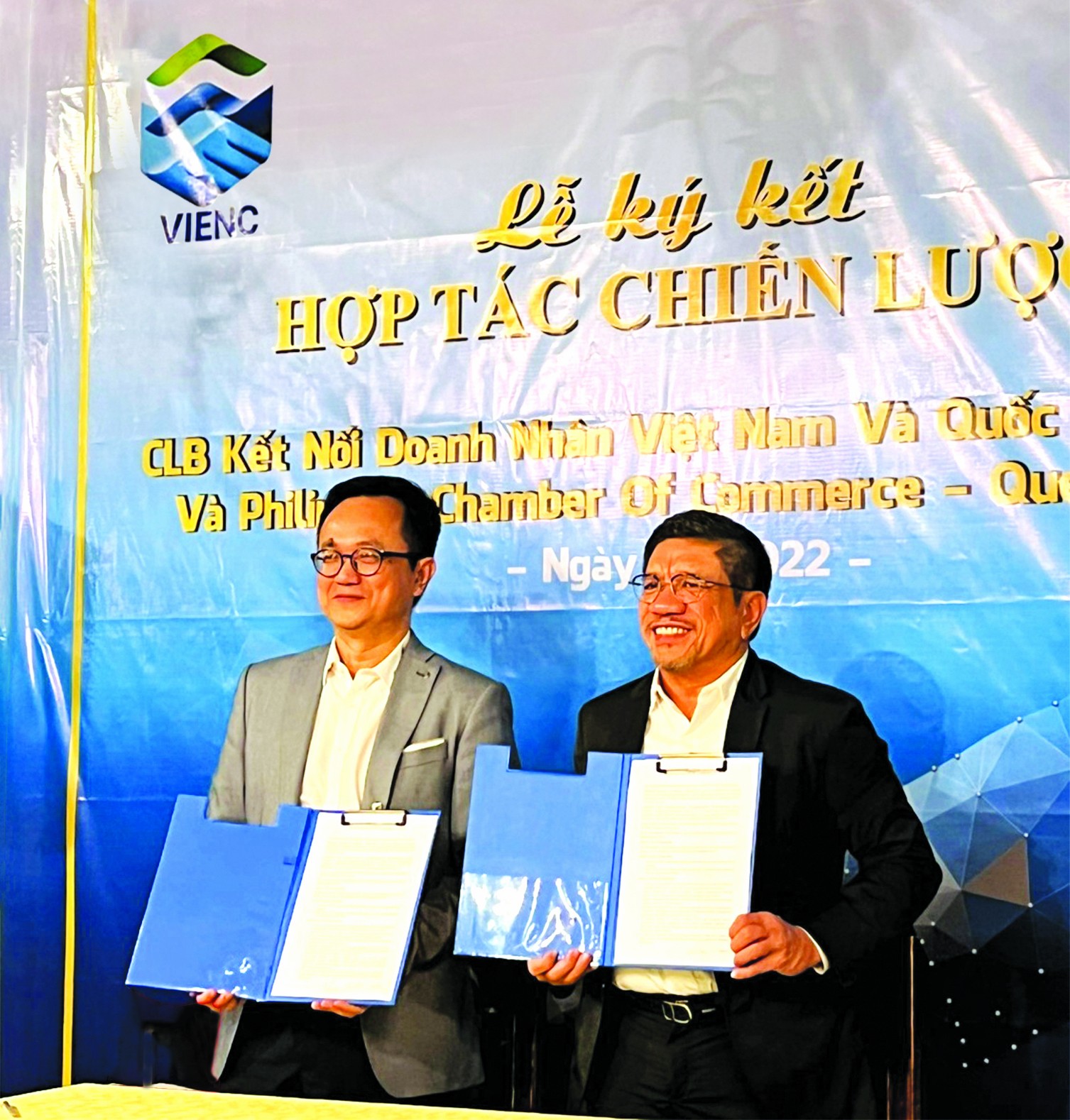 Ký kết Biên bản ghi nhớ hợp tác chiến lược nhằm mở rộng quan hệ hợp tác,  xúc tiến thương mại cho cộng đồng doanh nhân giữa Việt Nam và  Philippines (Ảnh: VIENC).).