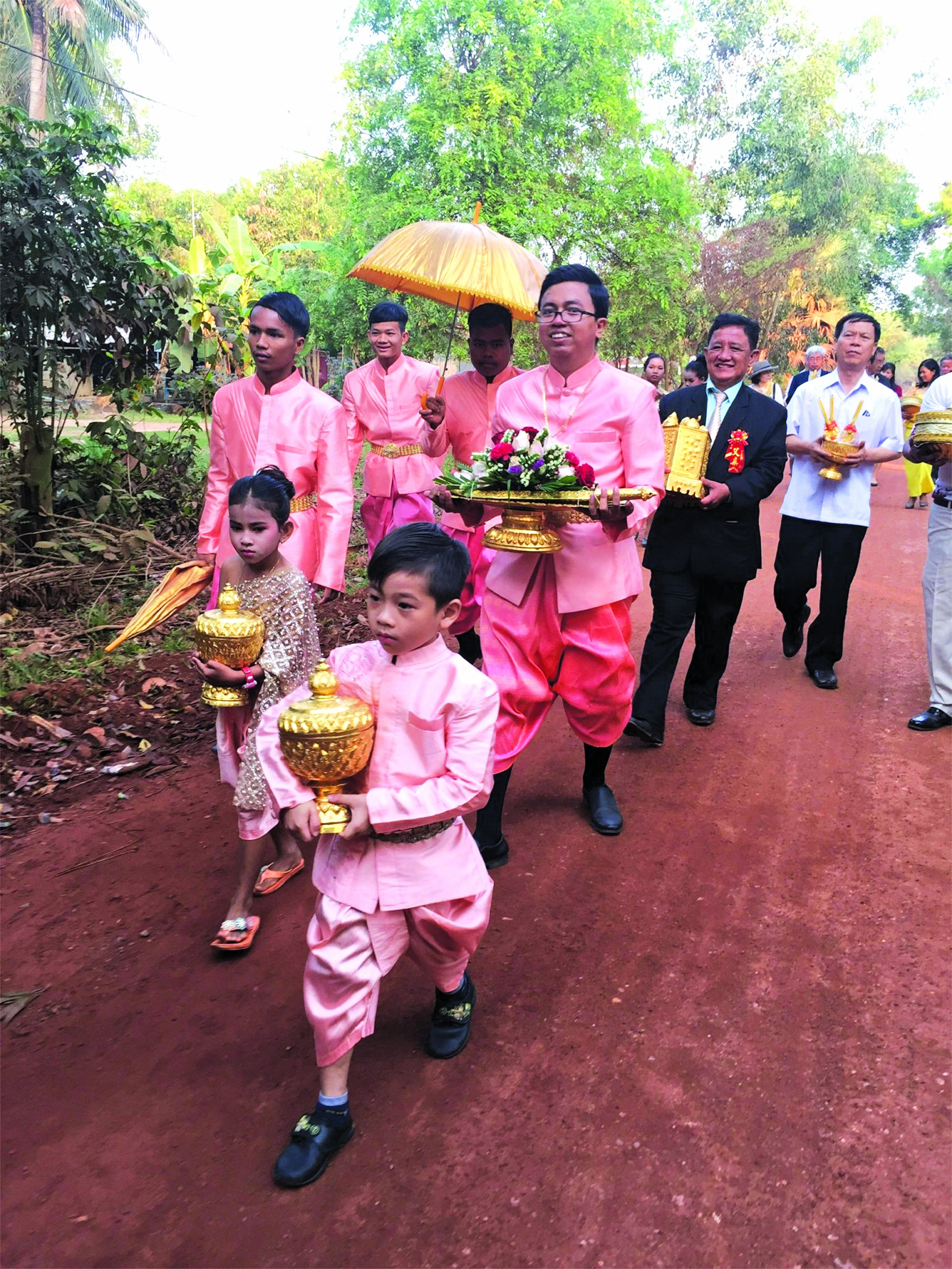 Chey Vothy (hàng 3, thứ hai từ trái sang) trong ngày cưới (tháng 3/2019) (Nguồn: NVCC).