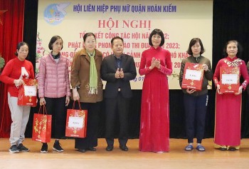Liên hiệp Phụ nữ thành phố Hà Nội trao tặng hơn 800 suất quà hỗ trợ phụ nữ khó khăn
