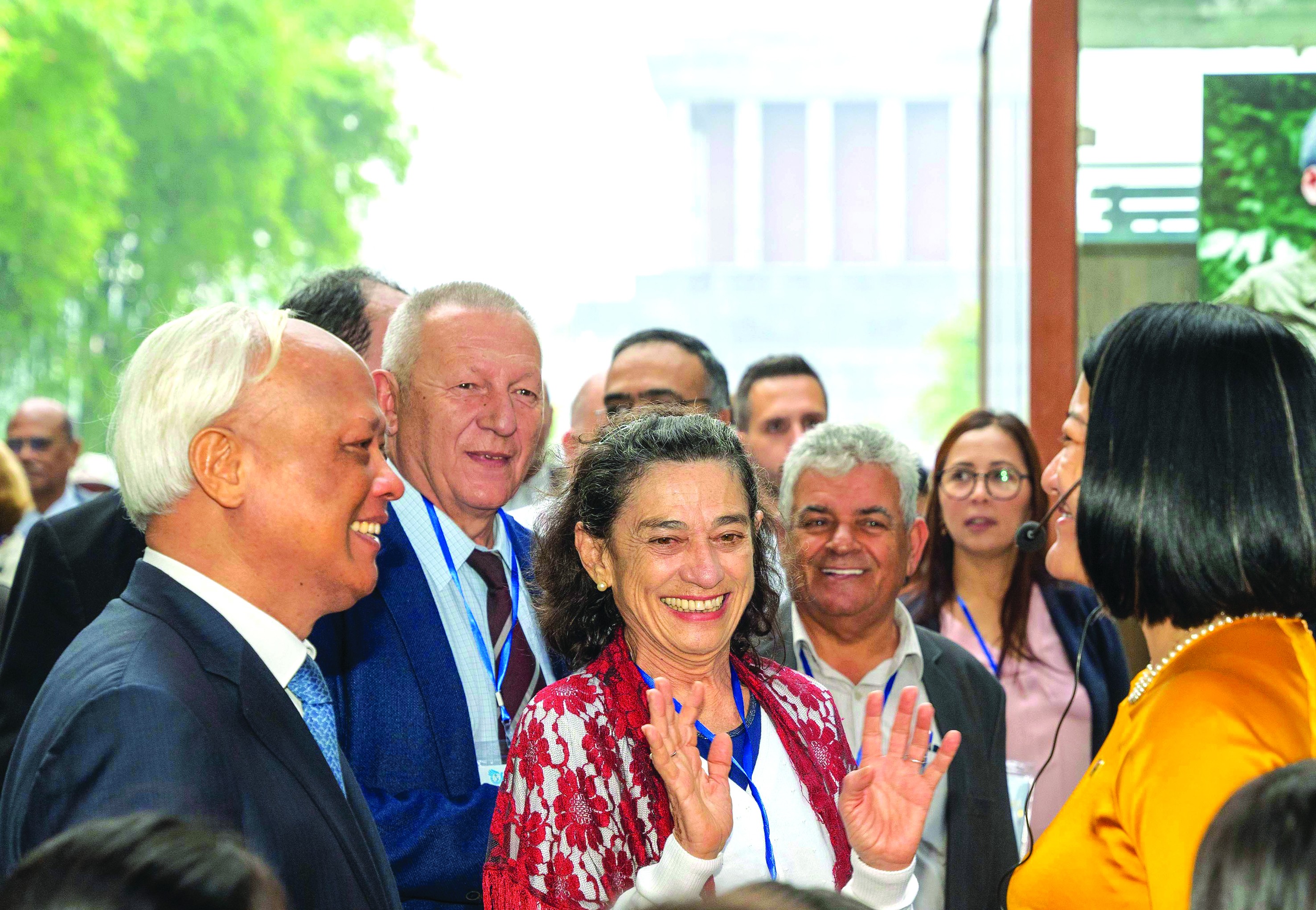 Các đại biểu dự Hội đồng Hoà bình thế giới tới tham quan Khu di tích Phủ Chủ tịch  (Hà Nội), tháng 11/2022 (Ảnh: Thu Hà).