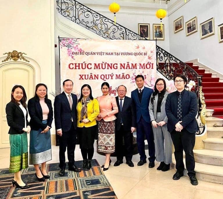 Đại sứ cùng đại diện cán bộ, nhân viên hai Đại sứ quán Việt Nam và Lào tại Bỉ chụp ảnh lưu niệm