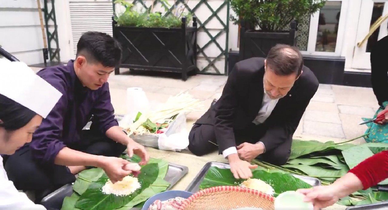 Đại sứ Australia tại Việt Nam Andrew Goledzinowski tự tay gói bánh chưng (Ảnh cắt từ clip).