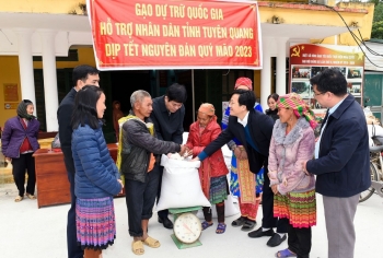 Người dân nghèo của 17 tỉnh được hỗ trợ gạo trong dịp Tết Nguyên đán, giáp hạt