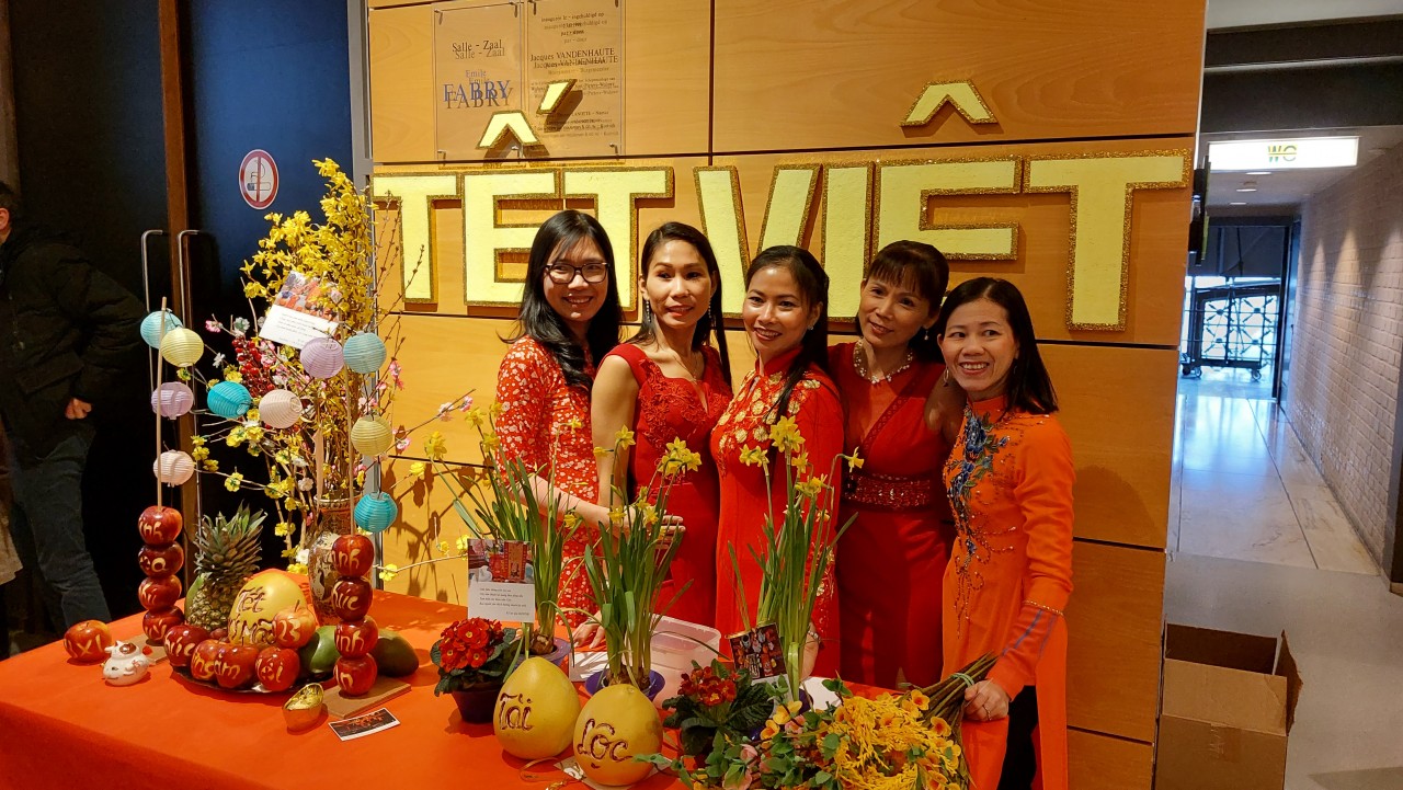Người làm đẹp thêm cho Tết Việt tại Bỉ