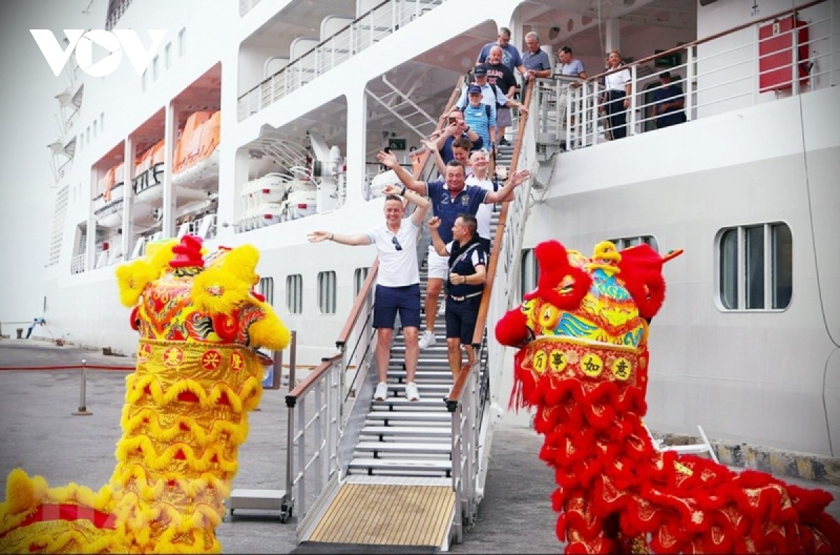 Đà Nẵng đón tàu biển quốc tế 500 khách; du khách náo nức thăm Hội An