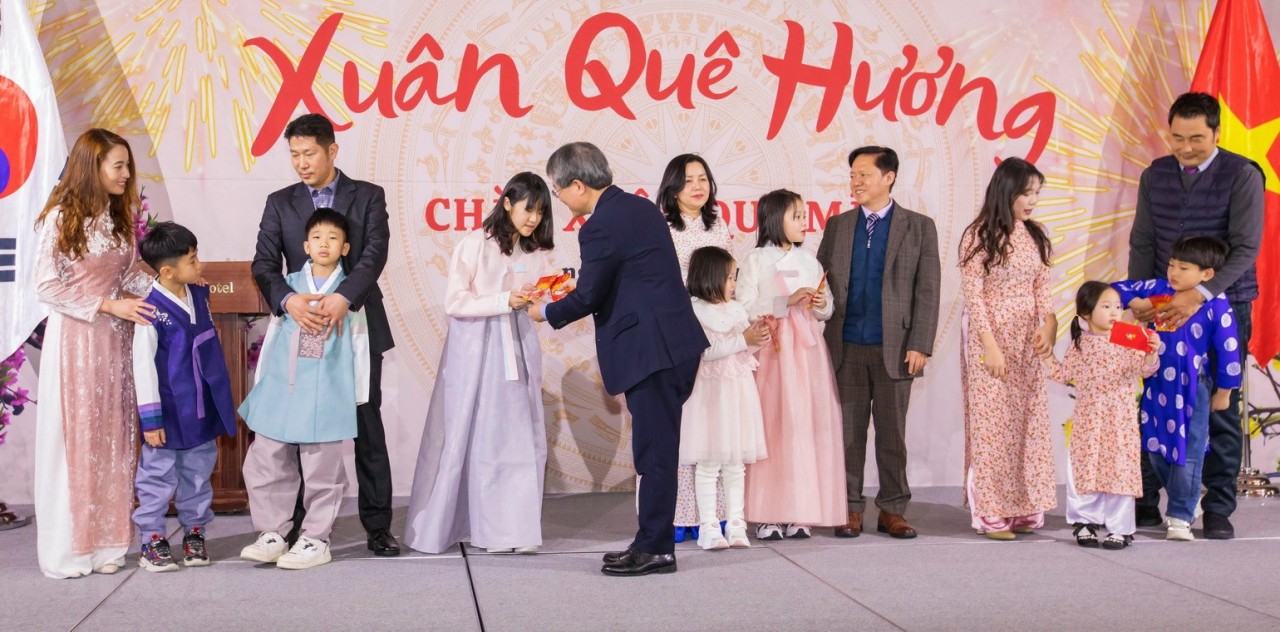 Chúc Tết gia đình đa văn hóa Việt-Hàn nhân dịp Xuân Quý Mão 2023 | Người Việt bốn phương | Vietnam+ (VietnamPlus)