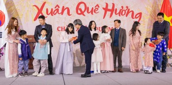 Chúc Tết gia đình đa văn hóa Việt - Hàn nhân dịp Xuân Quý Mão 2023