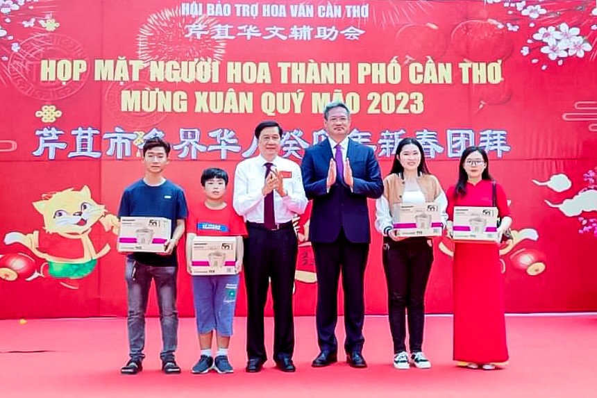 Hội Bảo trợ Hoa văn Cần Thơ: Họp mặt mừng Xuân Quý Mão và trao học bổng cho học sinh