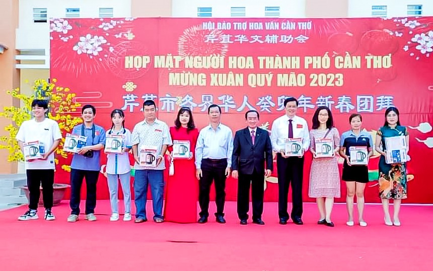 Hội Bảo trợ Hoa văn Cần Thơ: Họp mặt mừng Xuân Quý Mão và trao học bổng cho học sinh