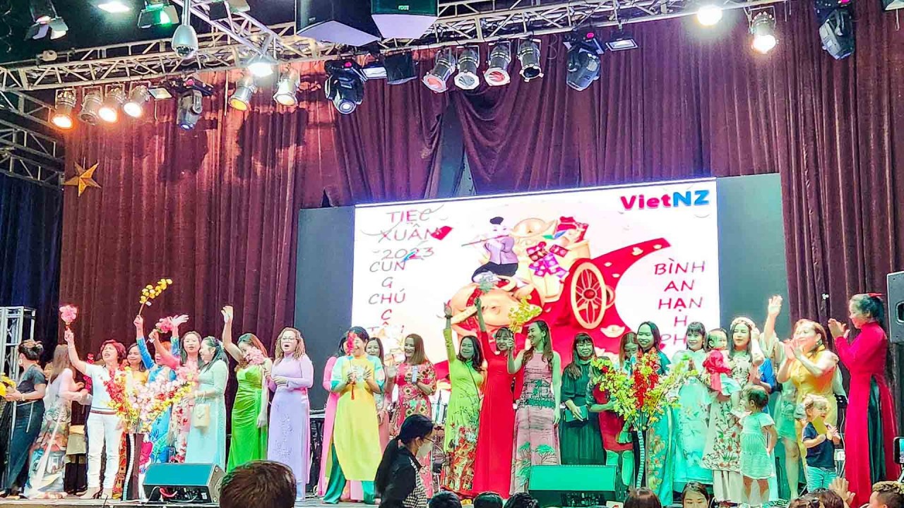 Cộng đồng người Việt khắp 5 châu đón Tết 2023