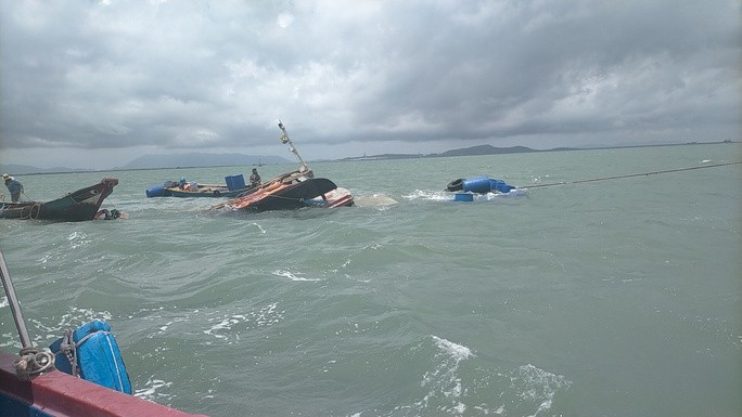 Nỗ lực tìm kiếm 2 thuyền viên trên tàu cá bị chìm