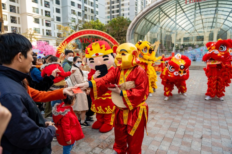 Trung tâm thương mại đông nghịt người khai xuân vui chơi, giải trí