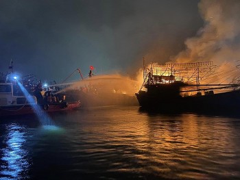 Đà Nẵng: dập tắt kịp thời đám cháy tàu cá, bảo vệ khoảng 60 tàu neo đậu liền kề