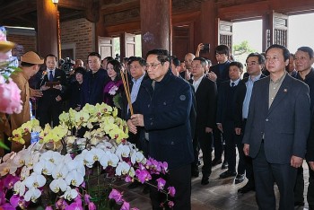Thủ tướng dâng hương tưởng niệm Chủ tịch Hồ Chí Minh tại Khu Di tích quốc gia đặc biệt Kim Liên