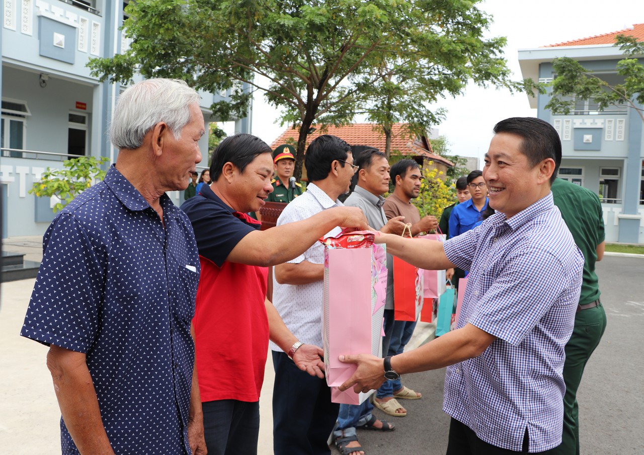 Ông Huỳnh Sơn Tuấn, Bí thư Huyện ủy Long Điền tặng quà đến các ngư dân tại buổi họp mặt. (Ảnh: BÁo Bà Rịa Vũng Tàu)