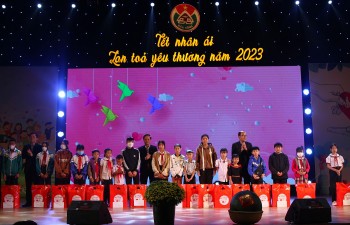 Đắk Nông thăm, tặng 61.775 suất quà Tết cho hộ nghèo, người có công và đối tượng bảo trợ xã hội Đắk Nông thăm, tặng 61.775 suất quà Tết cho hộ nghèo, người có công và đối tượng bảo trợ xã hội