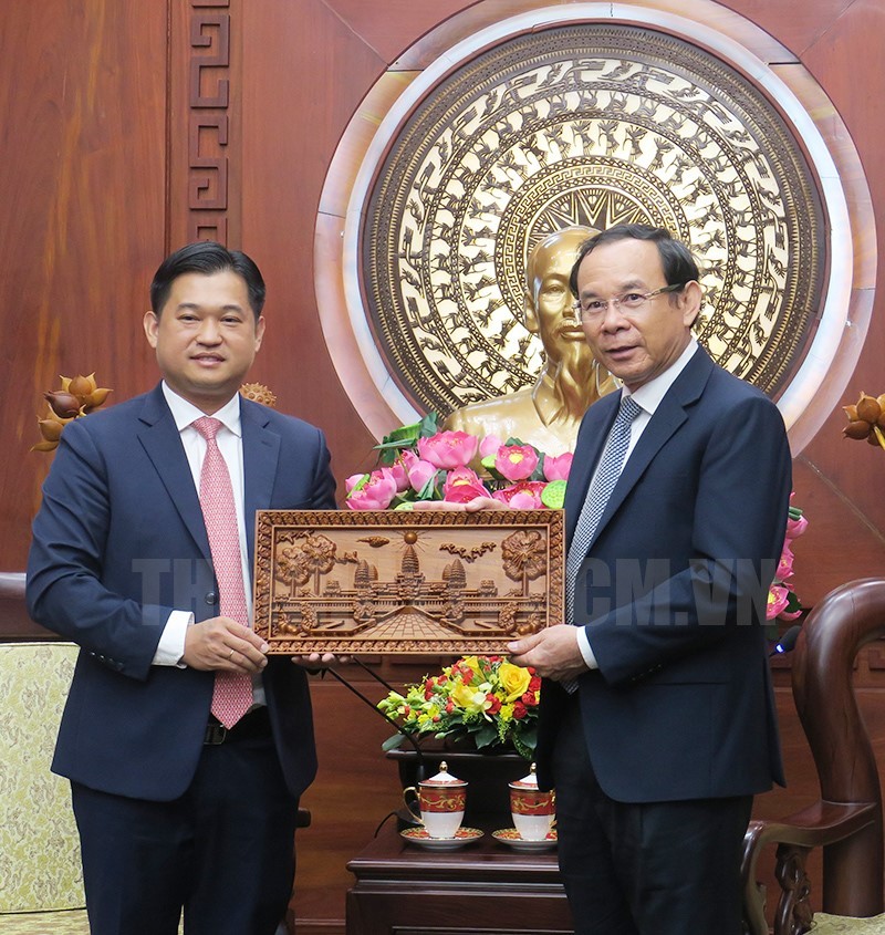 Bí thư Thành ủy TPHCM Nguyễn Văn Nên tiếp Tổng lãnh sự Campuchia tại TPHCM Sok Dareth chào từ biệt. (Ảnh: thanhuytphcm.vn)