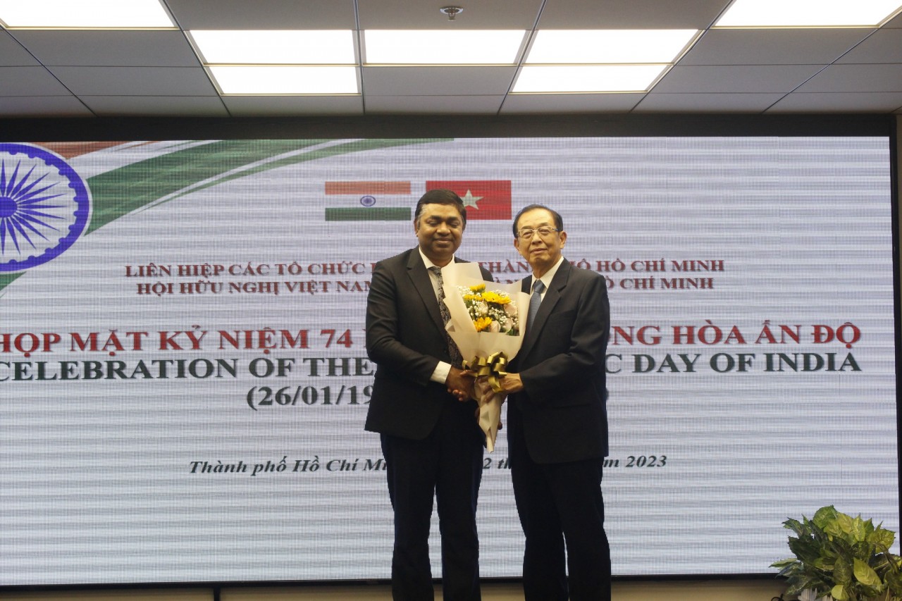 Ông Huỳnh Thành Lập (phải), Chủ tịch Hội hữu nghị Việt Nam - Ấn Độ Thành phố Hồ Chí Minh tặng hoa chúc mừng ông Madan Mohan Sethi (trái), Tổng lãnh sự Cộng hòa Ấn Độ tại Thành phố Hồ Chí Minh. 