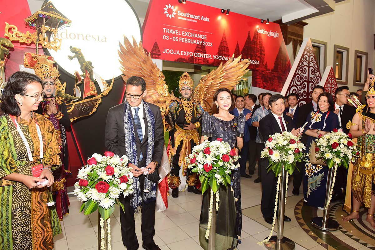 Thứ trưởng Bộ VHTTDL Việt Nam, Bộ trưởng Bộ Du lịch và Kinh tế sáng tạo Indonesia, Bộ trưởng Bộ Du lịch Philippines cắt băng khai mạc Hội chợ Du lịch quốc tế TRAVEX. (Ảnh: 