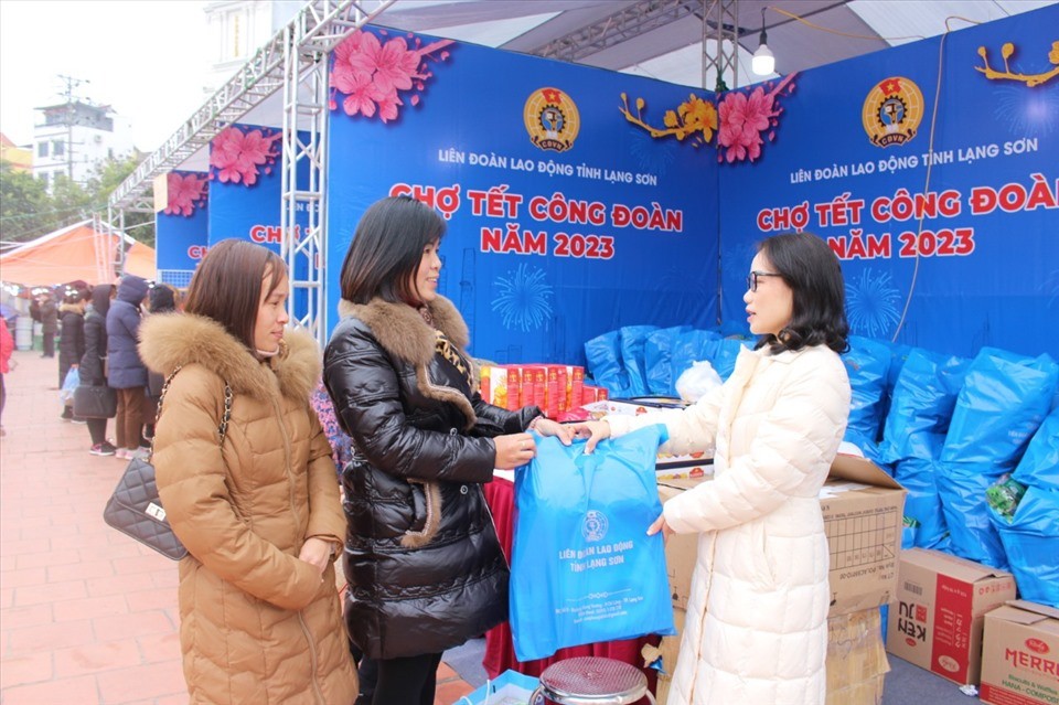 Đoàn viên công đoàn tỉnh Lạng Sơn tham dự “Chợ Tết Công đoàn năm 2023“ (Ảnh: Lao động).