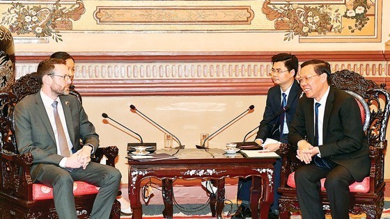 Chủ tịch UBND TPHCM Phan Văn Mãi tiếp Đại sứ Vương quốc Anh Iain Frew. (Ảnh: Việt Dũng)