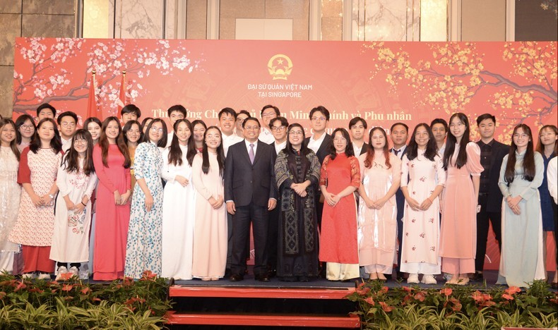 Phu nhân Thủ tướng Việt Nam tặng tranh Đông Hồ cho phu nhân Thủ tướng Singapore trong chuyến thăm Bảo tàng Dân tộc học