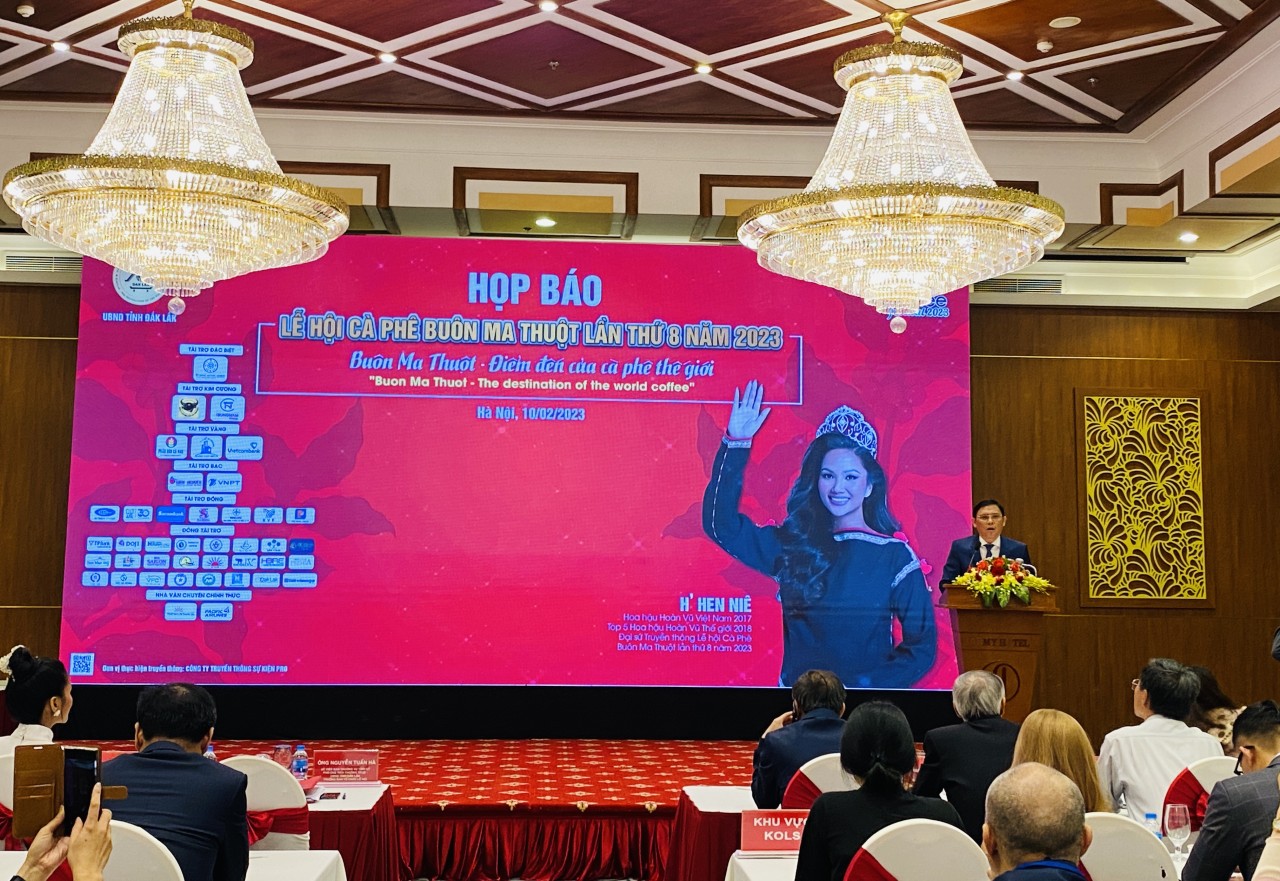 Ông Nguyễn Tuấn Hà, Phó Chủ tịch Thường trực UBND Tỉnh Đắk Lắk, Trưởng ban tổ chức Lễ hội Cà phê Buôn Ma Thuột lần thứ 8 năm 2023 chủ trì buổi họp báo.