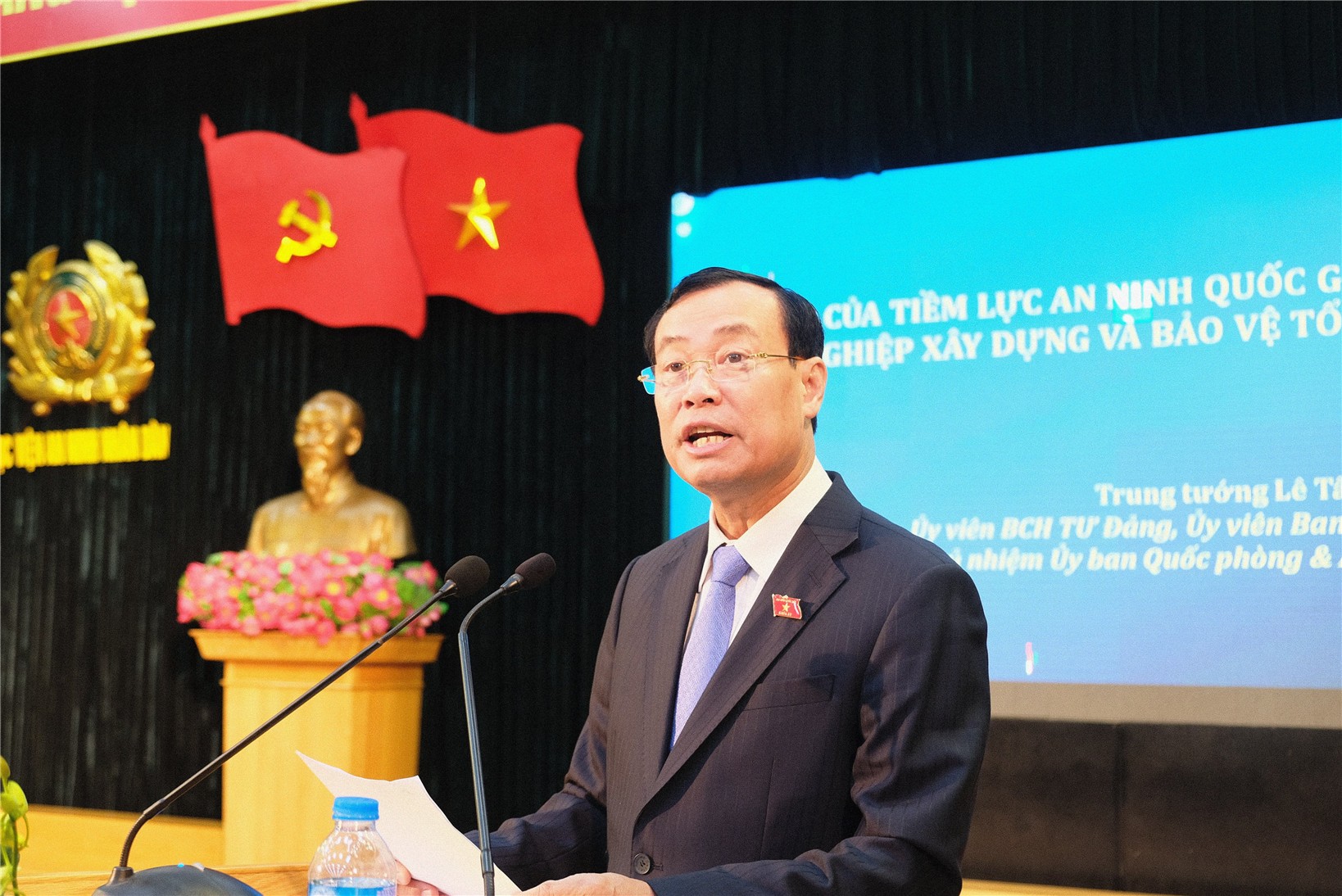 Trung tướng Lê Tấn Tới tham luận tại Hội thảo (Ảnh: Bộ Công an).